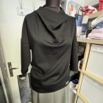 Elegantní pulovre z materiálu , který definuje Jednu z vlastností, hebkého úpletu.